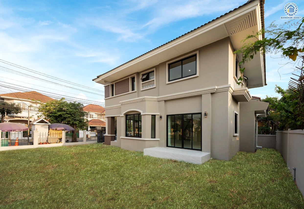 บ้านมือสองตกแต่งใหม่ โครงการ ชวนชื่น ปิ่นเกล้า บนเนื้อที่ 76.9 ตร.ว. พื้นที่ใช้สอยมากถึง 212.5 ตร.ม. ฟังก์ชันจัดเต็ม 3 ห้องนอน 3 ห้องน้ำ จอดรถได้ถึง 2 คัน พร้อมทั้งเปลี่ยนระบบสุขาภิบาลให้ใหม่ พร้อมเข้าอยู่ทันที บนทำเลศักยภาพ เชื่อมต่อหลายเส้นทาง ใกล้จุดขึ้นทางด่วน "ศรีรัช" และรถไฟฟ้าสายสีแดง "สถานีตลิ่งชัน"